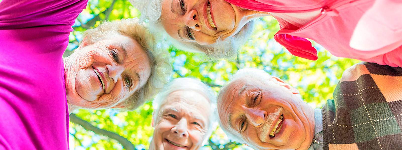 lachende Senioren bilden einen Kreis